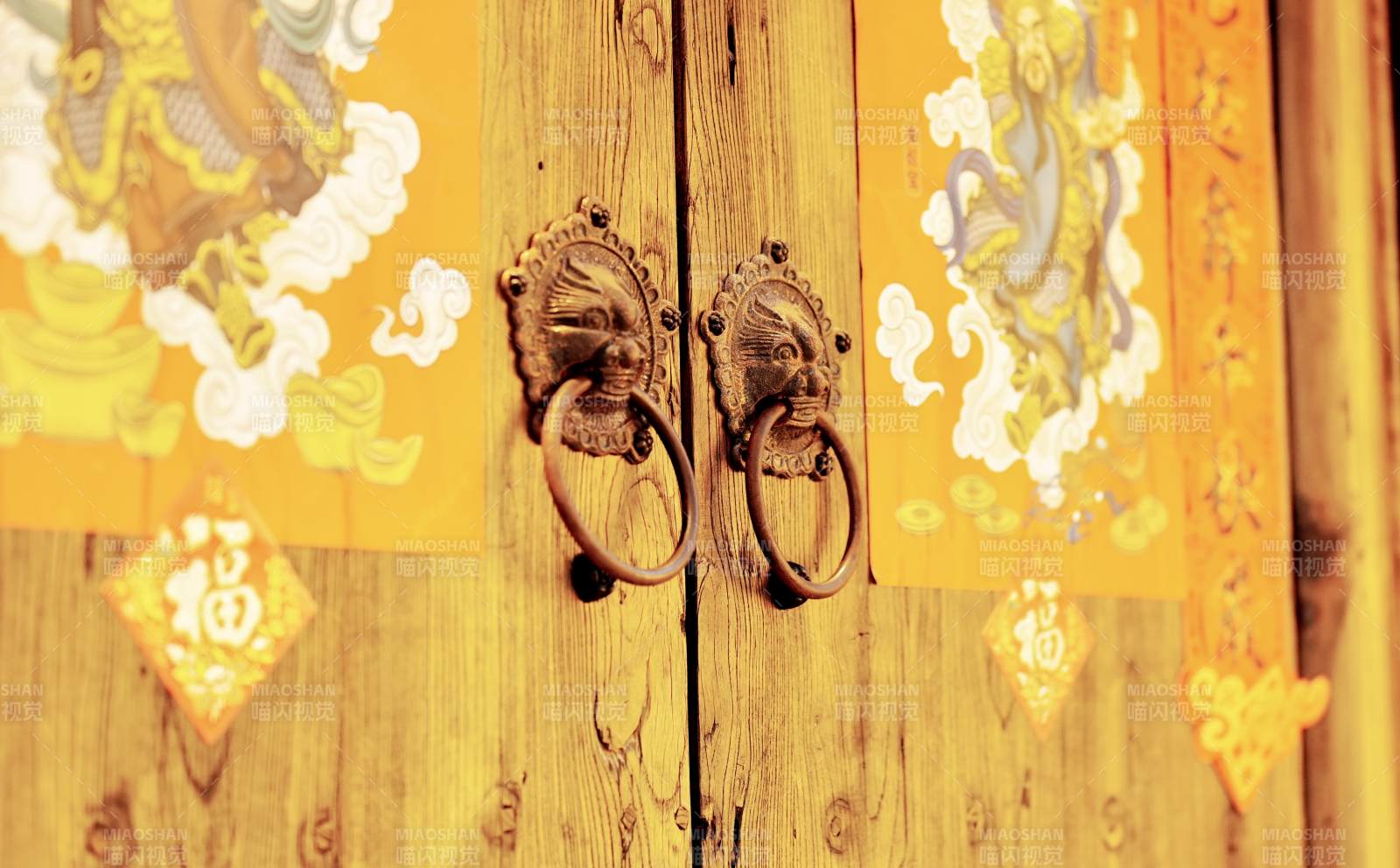古色古香的木门把手图片