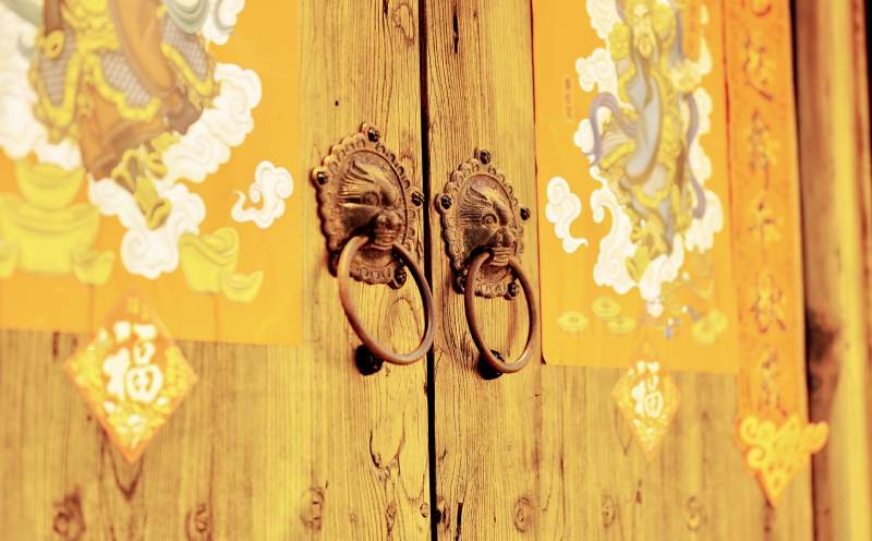 古色古香的木门把手图片