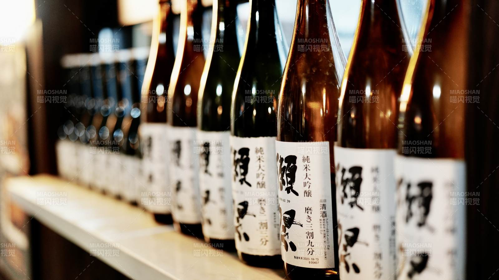 日式清酒瓶排列展示图片