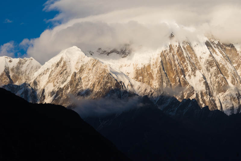 雪山云雾缭绕图片
