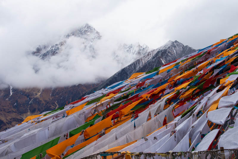 雪山下的彩色经幡图片