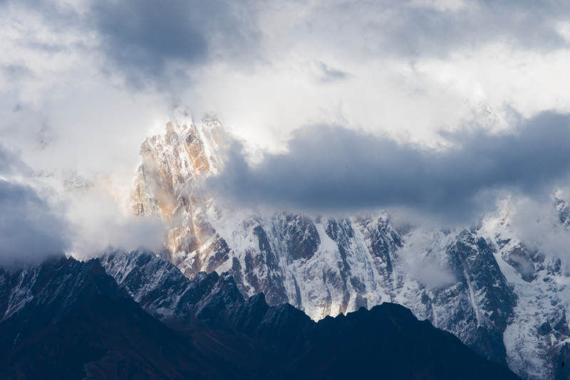 雪山云雾缭绕图片
