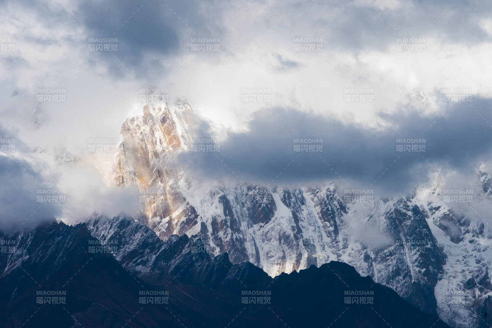 雪山云雾缭绕图片