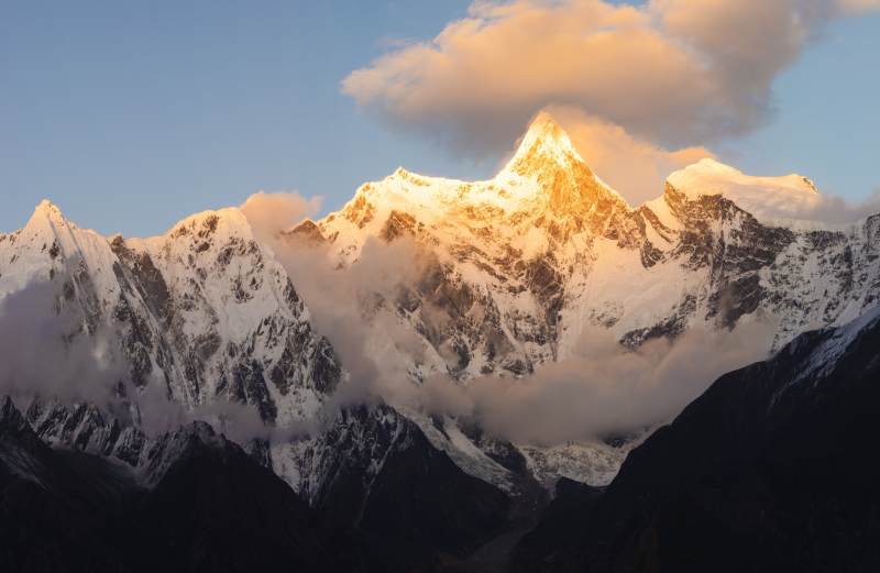 雪山晨曦 云雾缭绕图片
