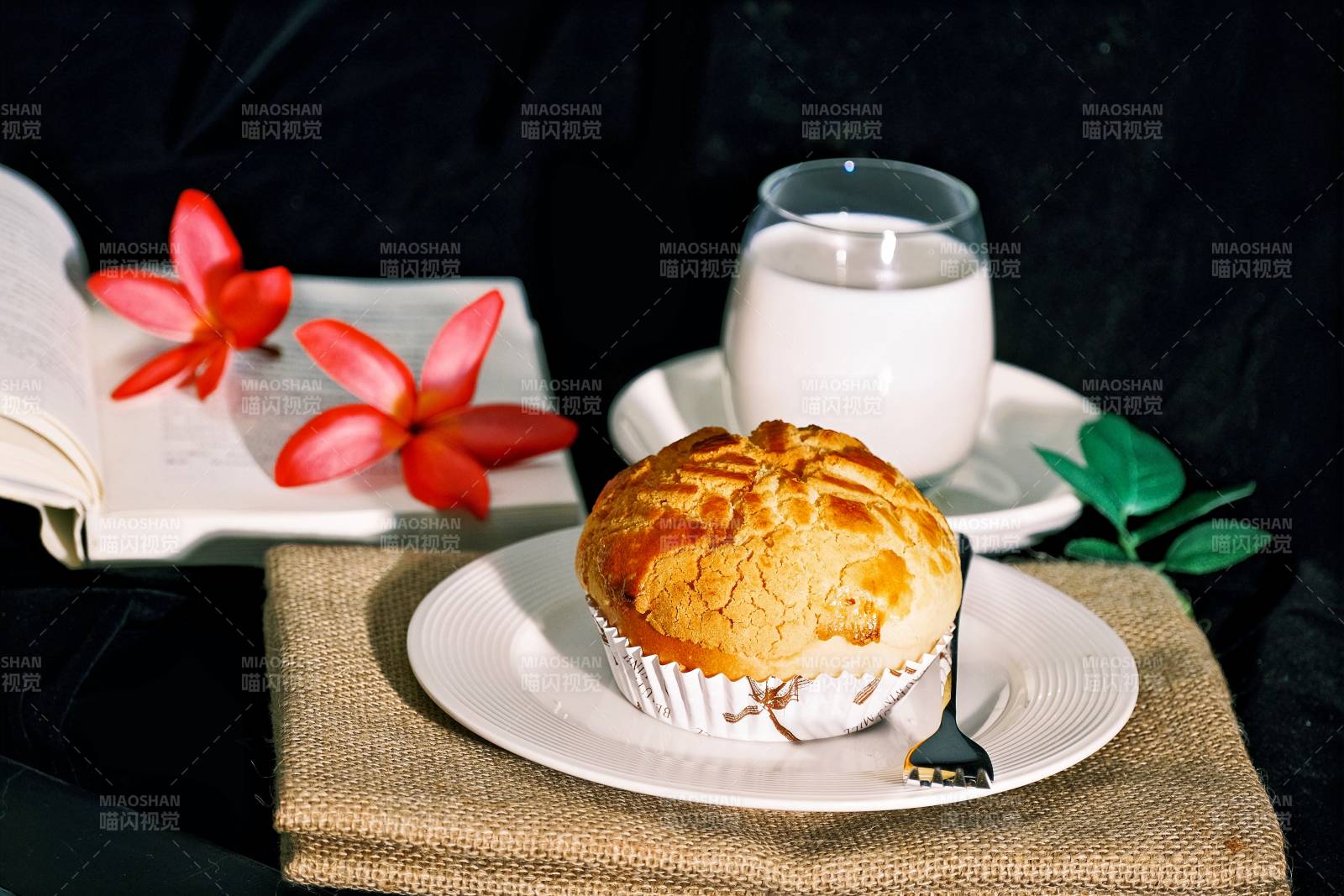菠萝包与牛奶的温馨时光图片