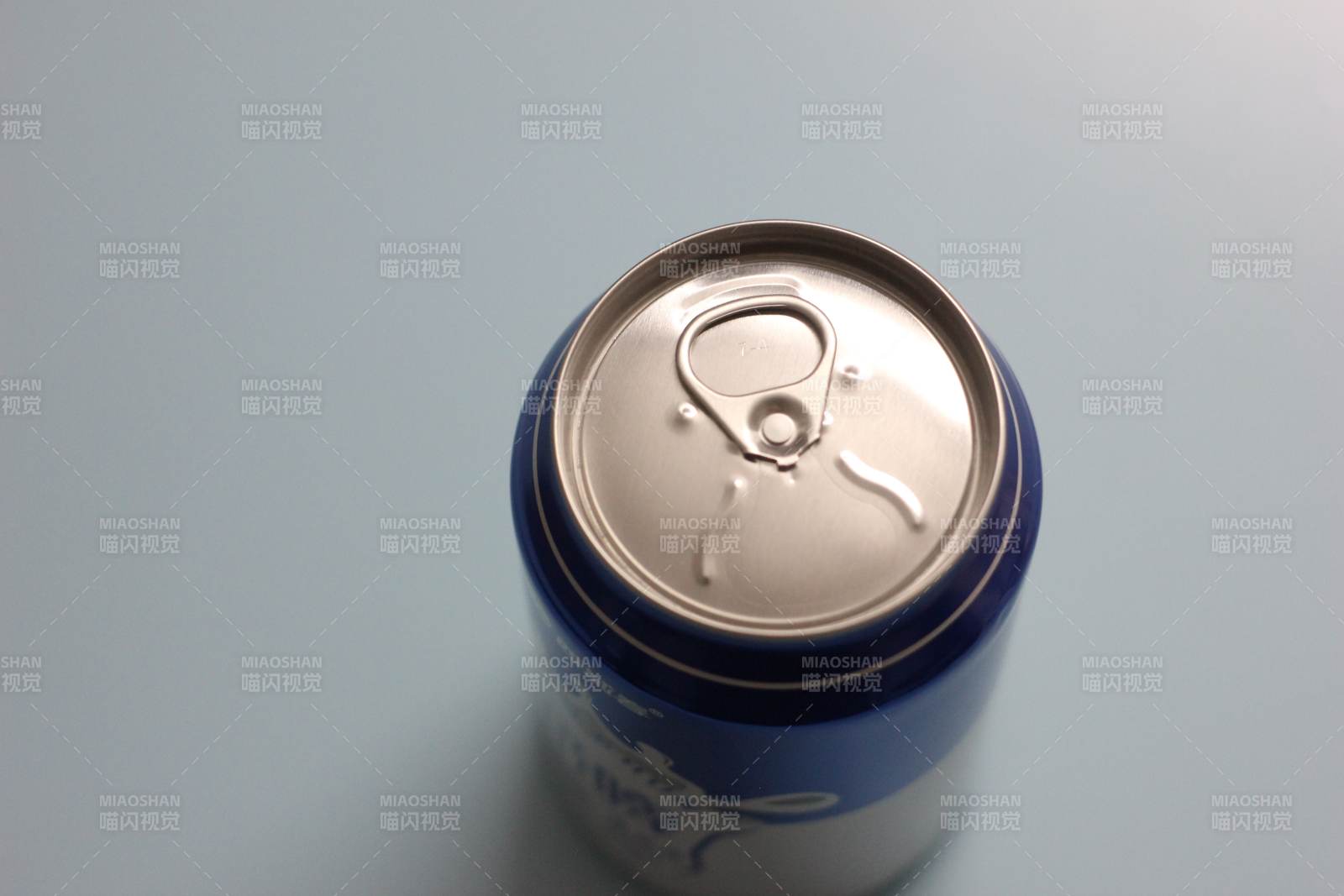 蓝色易拉罐顶部特写图片