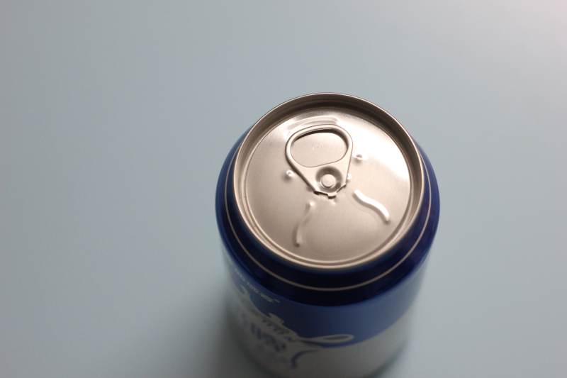 蓝色易拉罐顶部特写图片