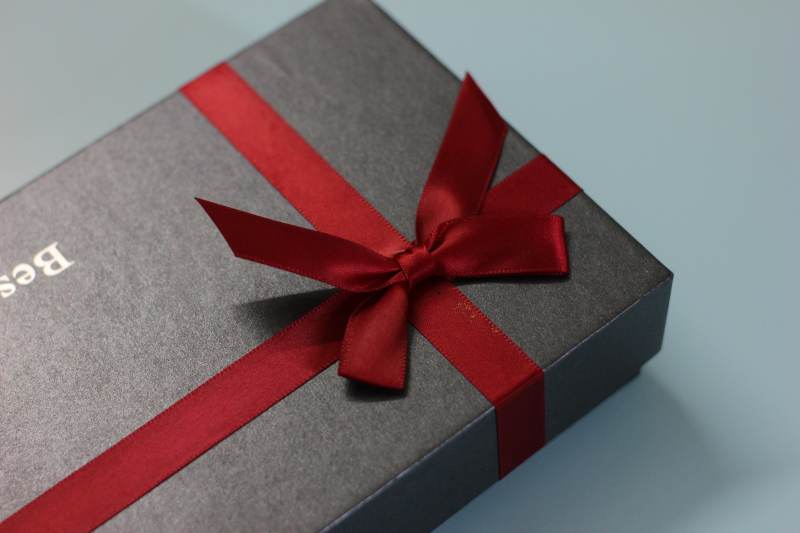 红色丝带装饰的礼物盒图片