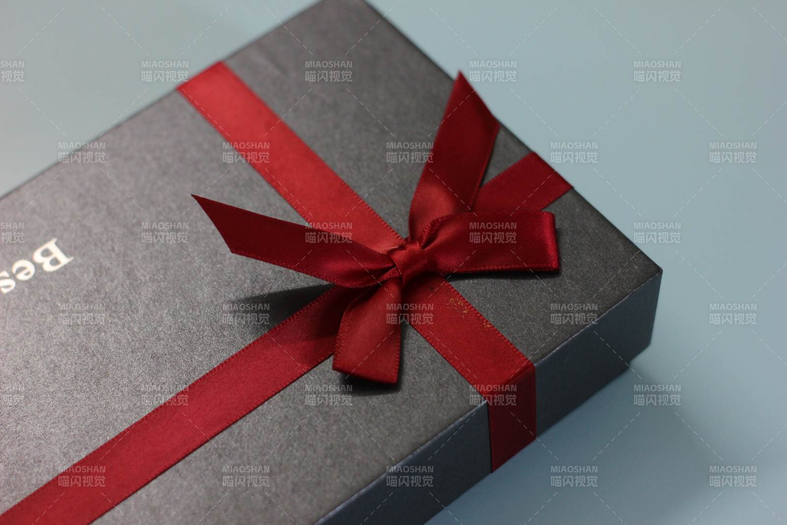 红色丝带装饰的礼物盒图片