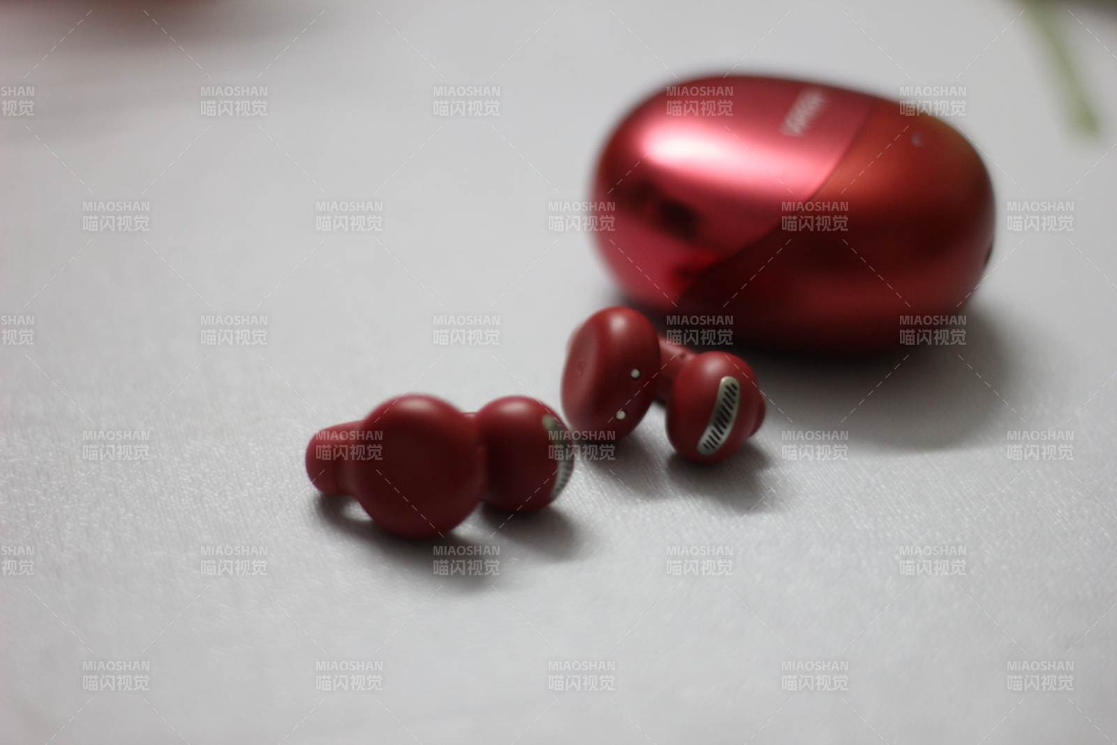 红色无线耳机及耳塞特写图片