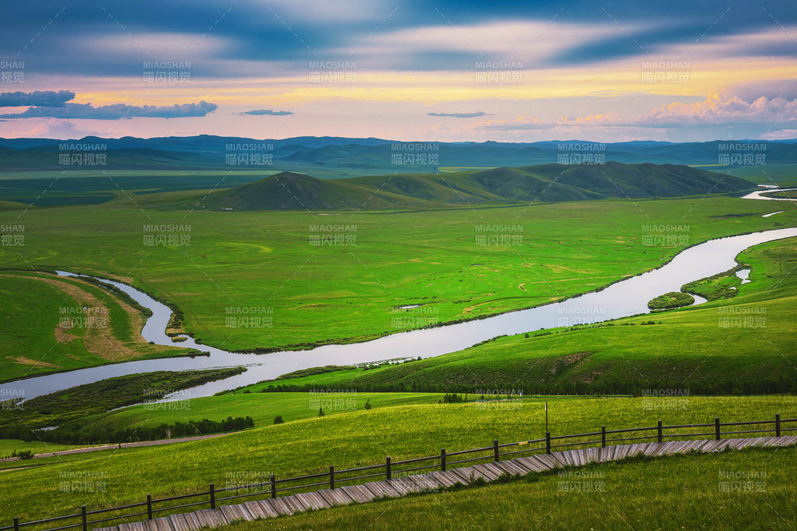 草原河流夕阳美景--乌兰山图片