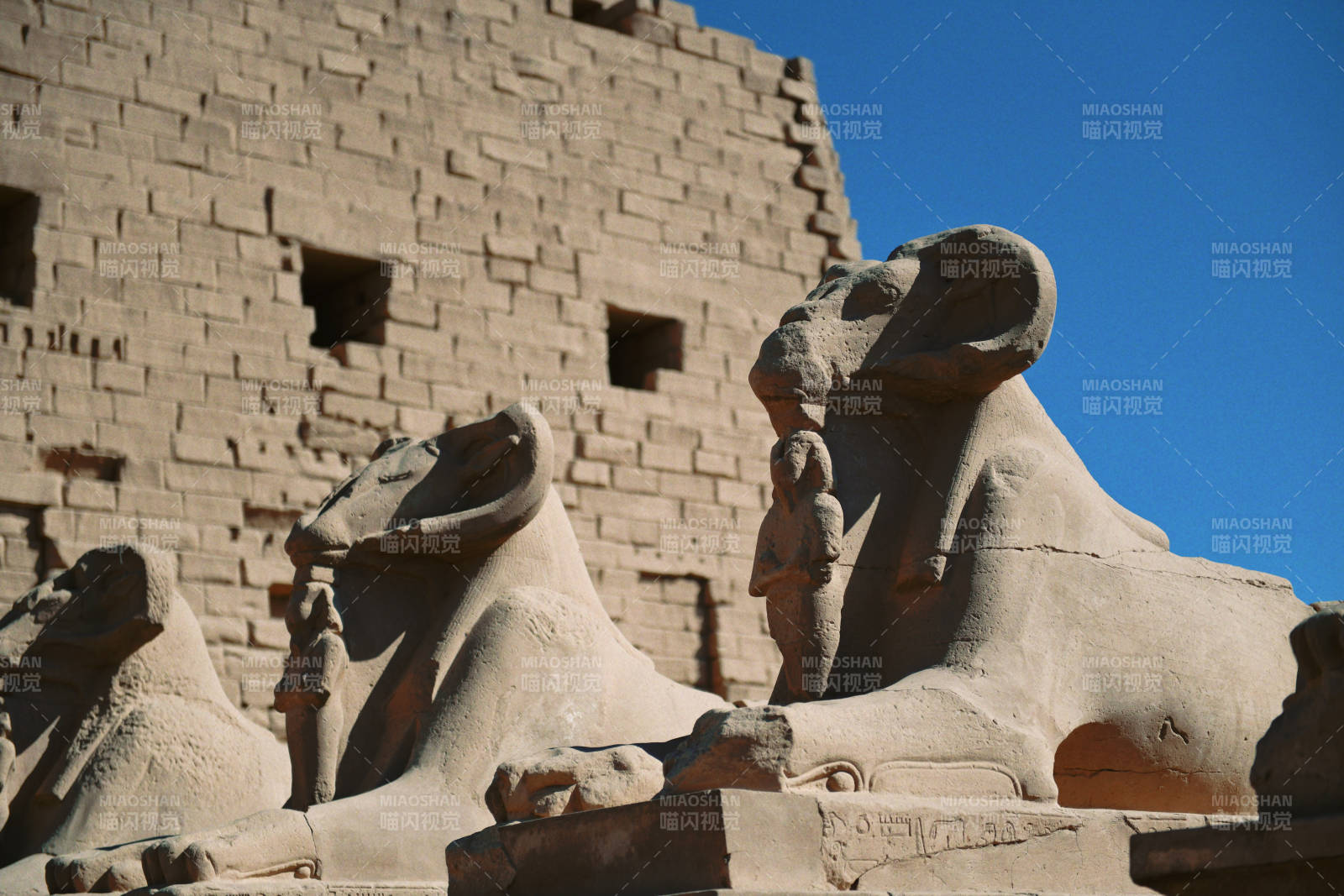 埃及卡纳克神庙石雕群像图片