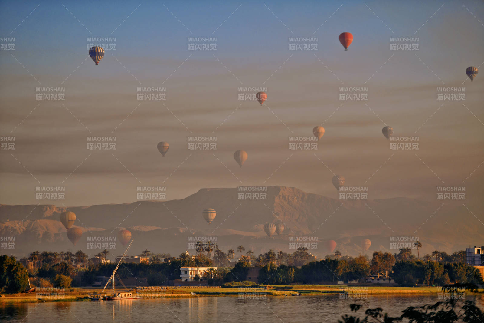 埃及热气球升空 晨曦美景图片