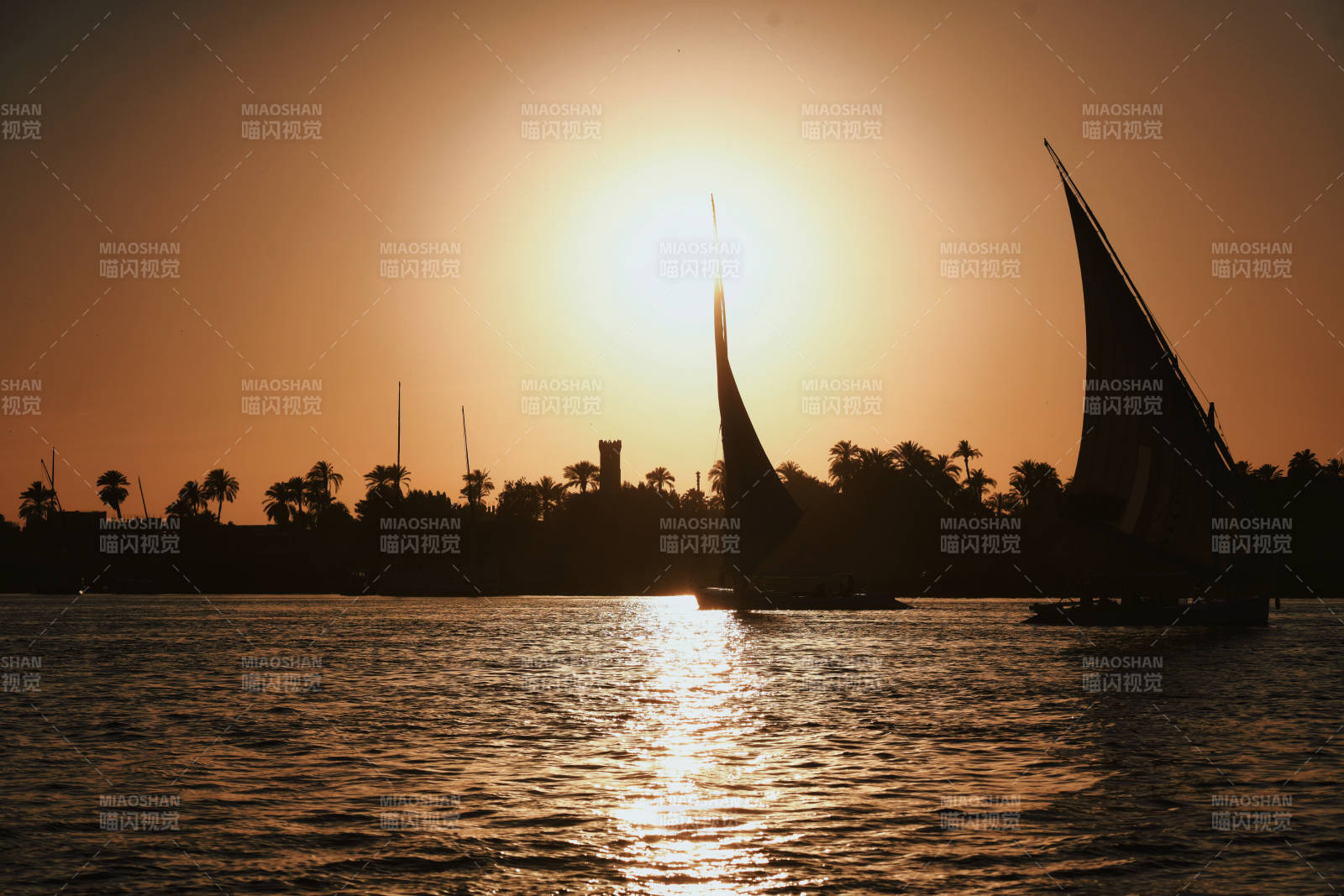 尼罗河日落帆影图片