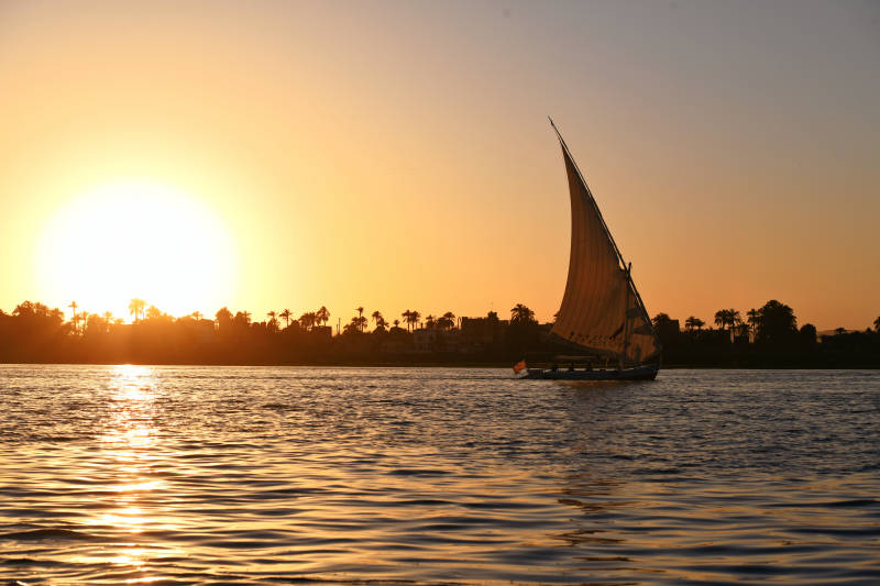尼罗河日落帆影图片