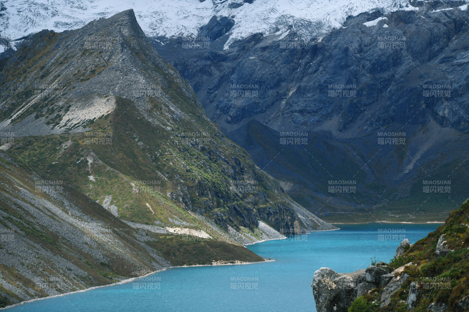 西藏雪山下的碧蓝湖泊图片