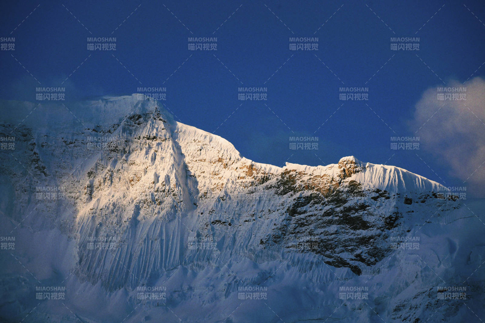 雪山之巅 晨光初照图片