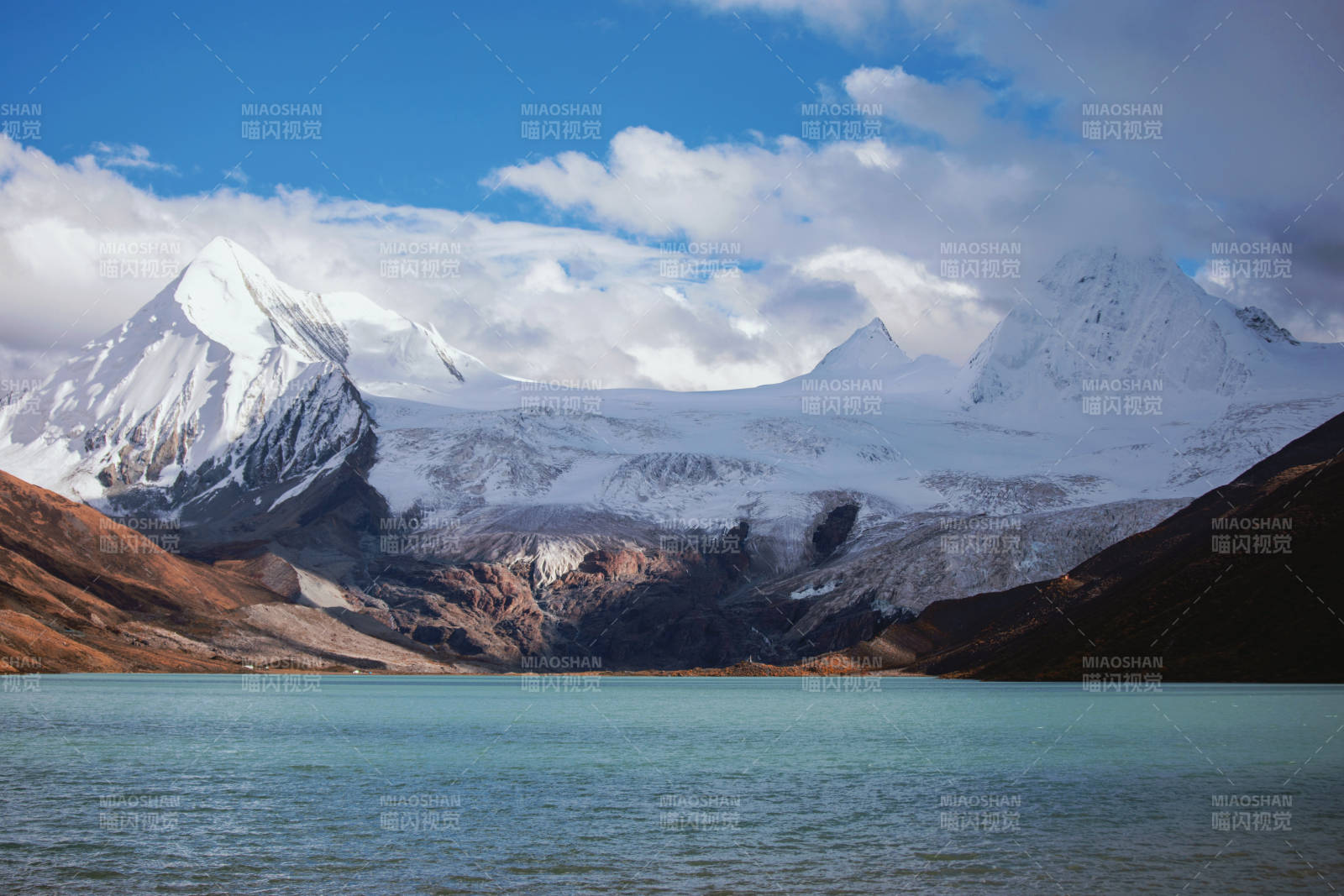 西藏雪山湖泊 静谧之美图片