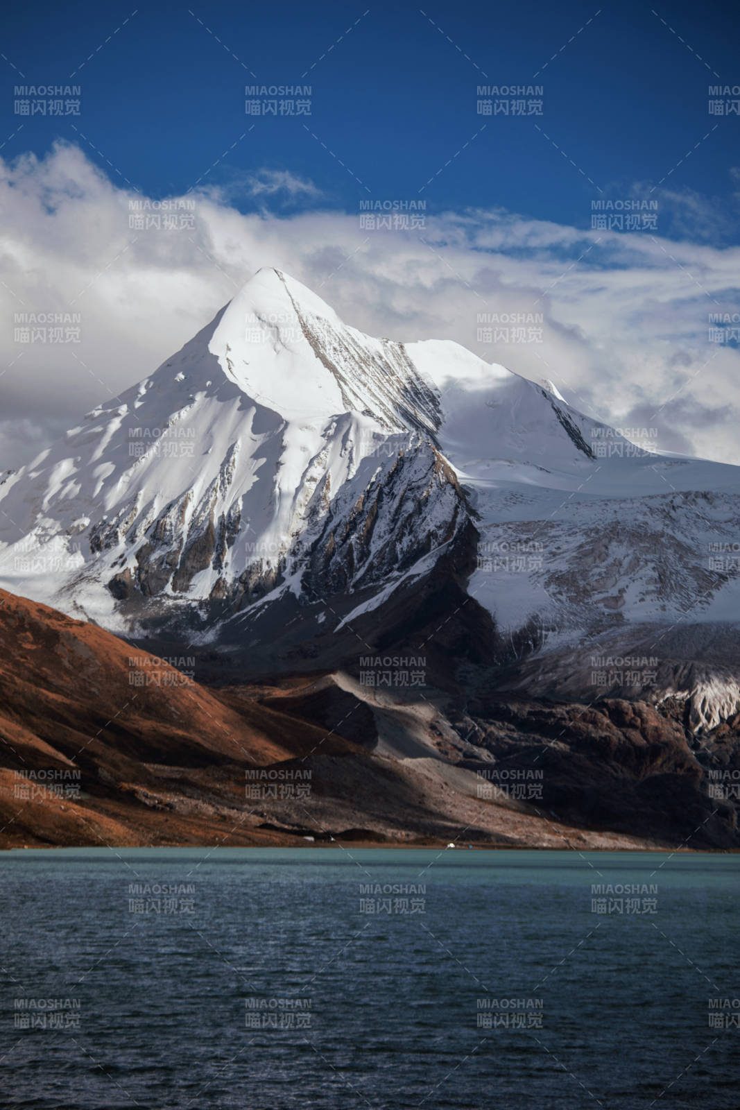 西藏雪山倒映湖水静谧景图片