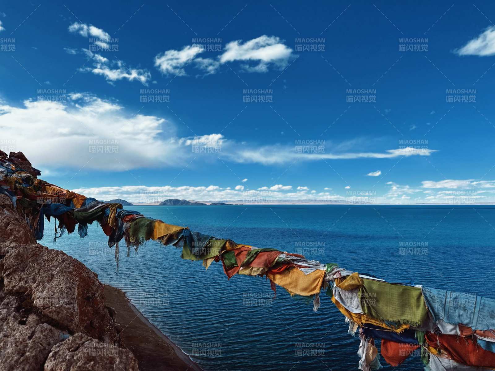 湖畔经幡 蓝天白云图片