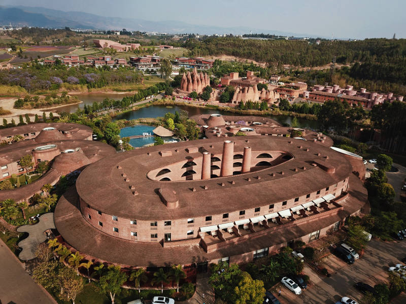 云南弥勒独特建筑群俯瞰图图片