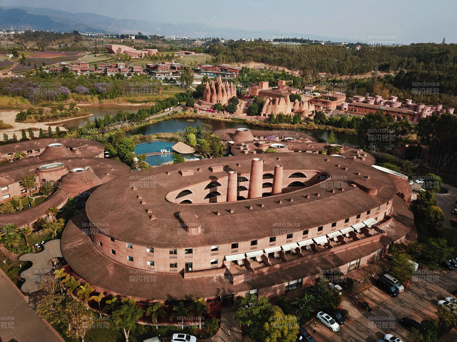 云南弥勒独特建筑群俯瞰图图片