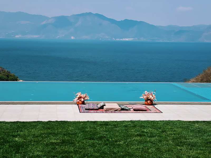 湖畔泳池 静享自然美景图片