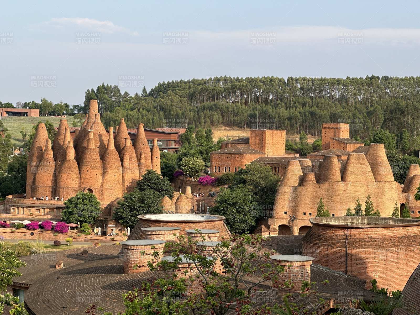 云南弥勒红砖建筑群与绿树相映图片