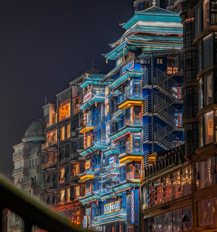 夜色中的建筑亮欢寨图片