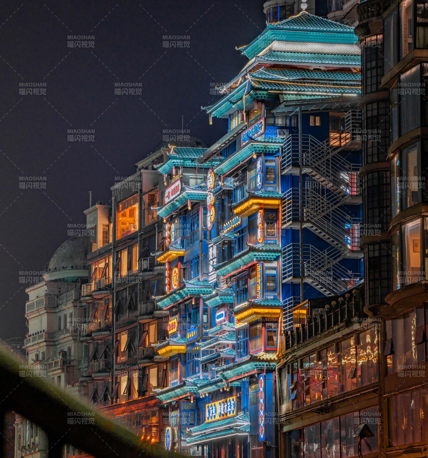 夜色中的建筑亮欢寨图片