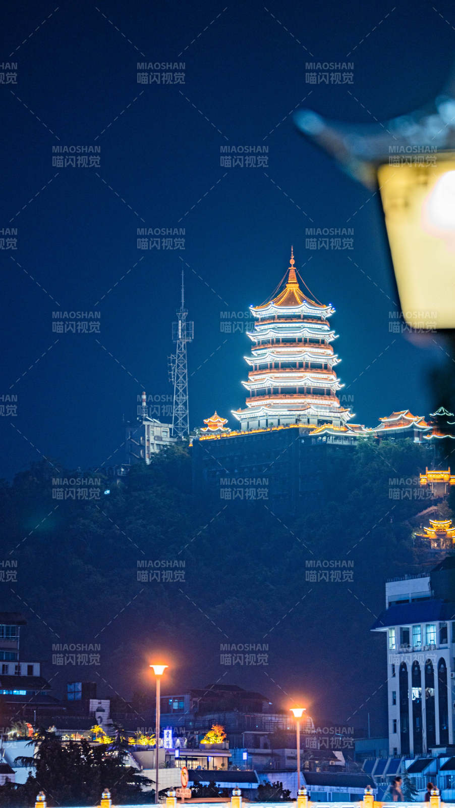 古塔与城市灯火图片