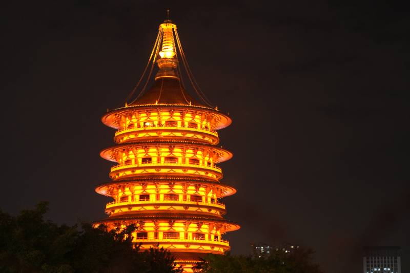 金色塔楼夜景应天门图片