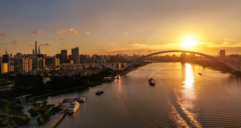夕阳下的上海城市桥梁风光图片