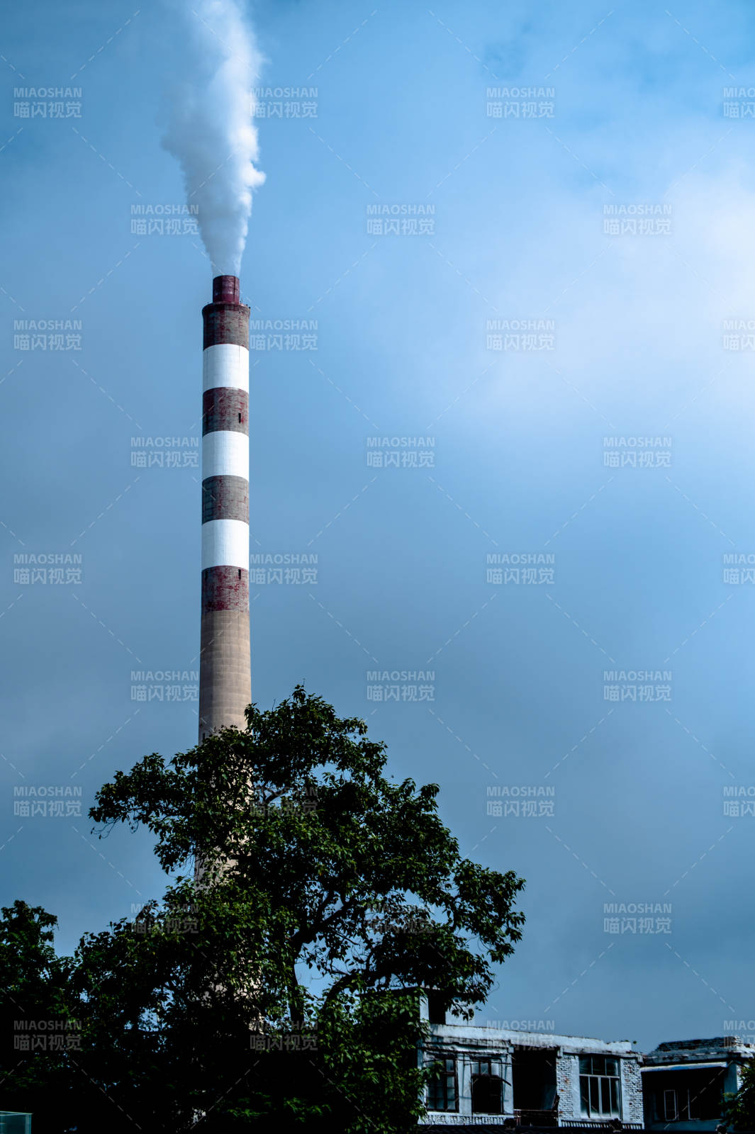 烟囱排放烟雾 蓝天背景图片