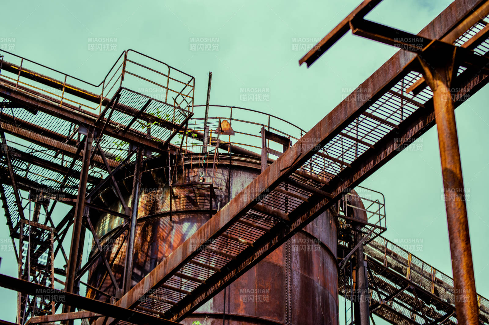 锈迹斑斑的工业设施图片