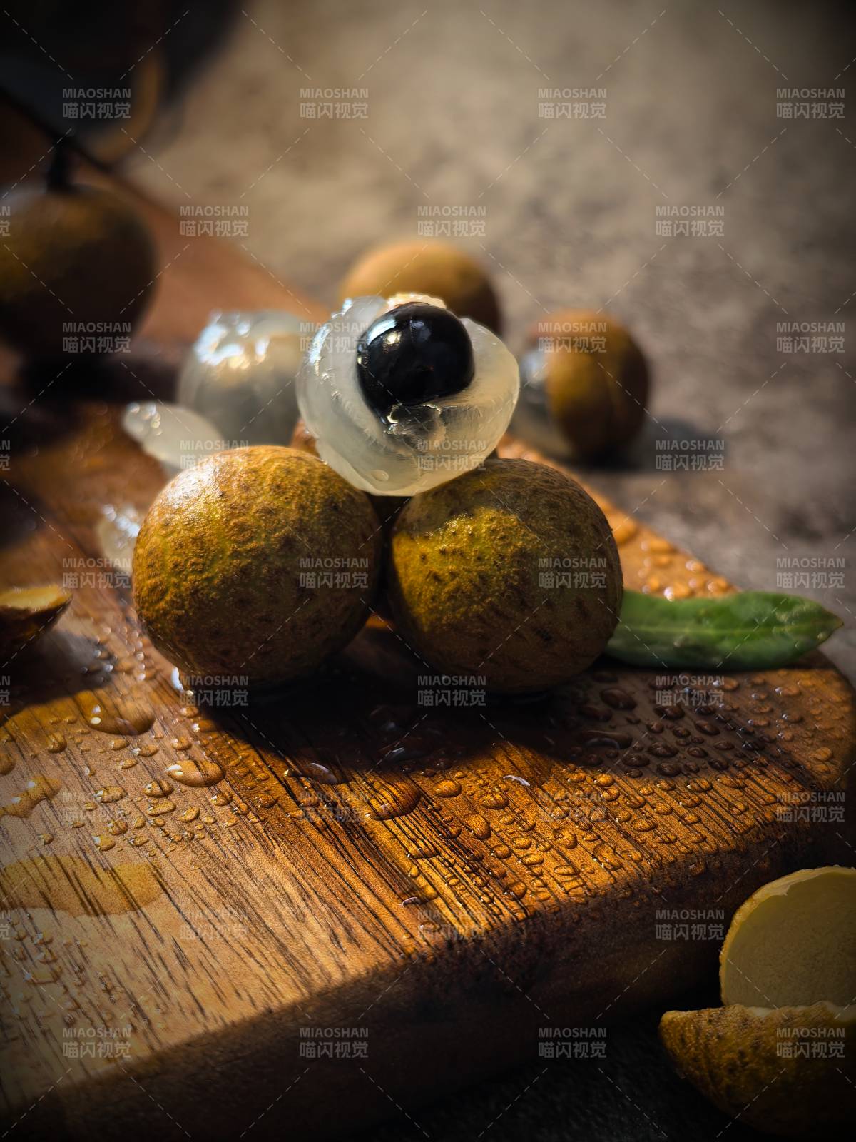 新鲜龙眼剥壳特写图片