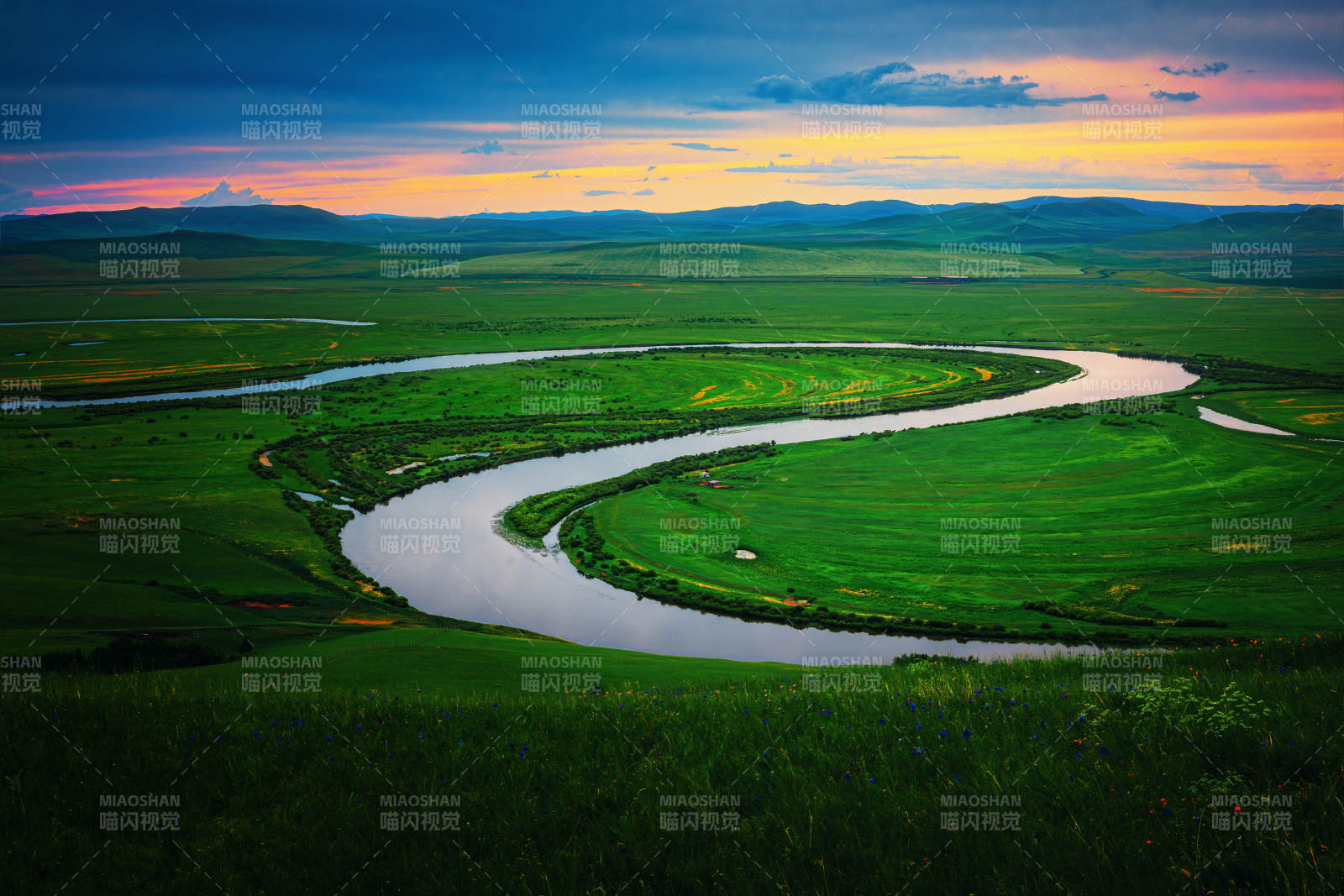 草原上的蜿蜒河流 --乌兰山图片