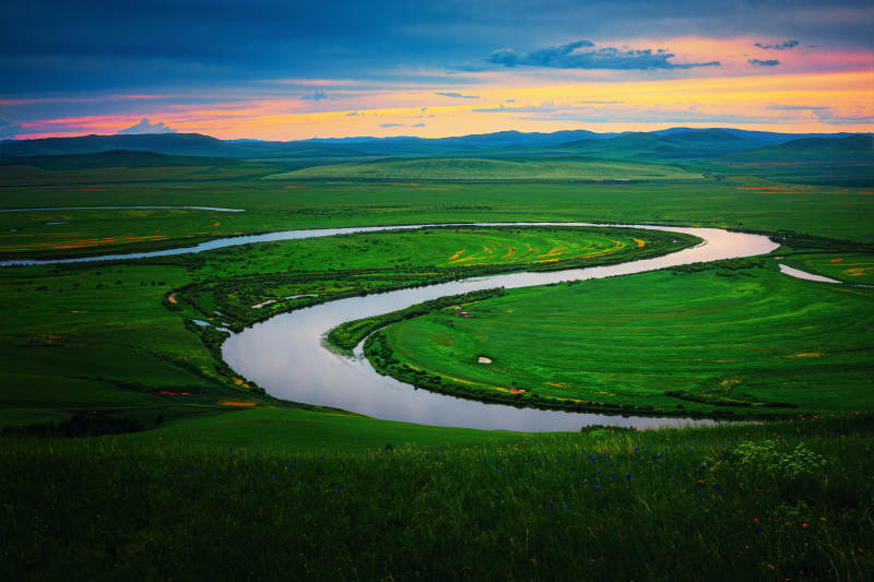 草原上的蜿蜒河流 --乌兰山图片
