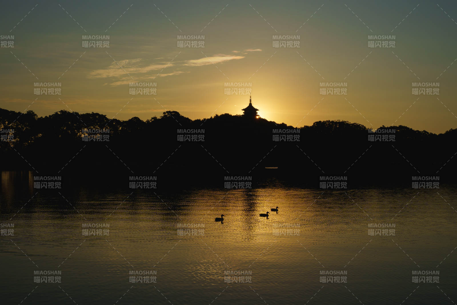 夕阳下的西湖剪影图片