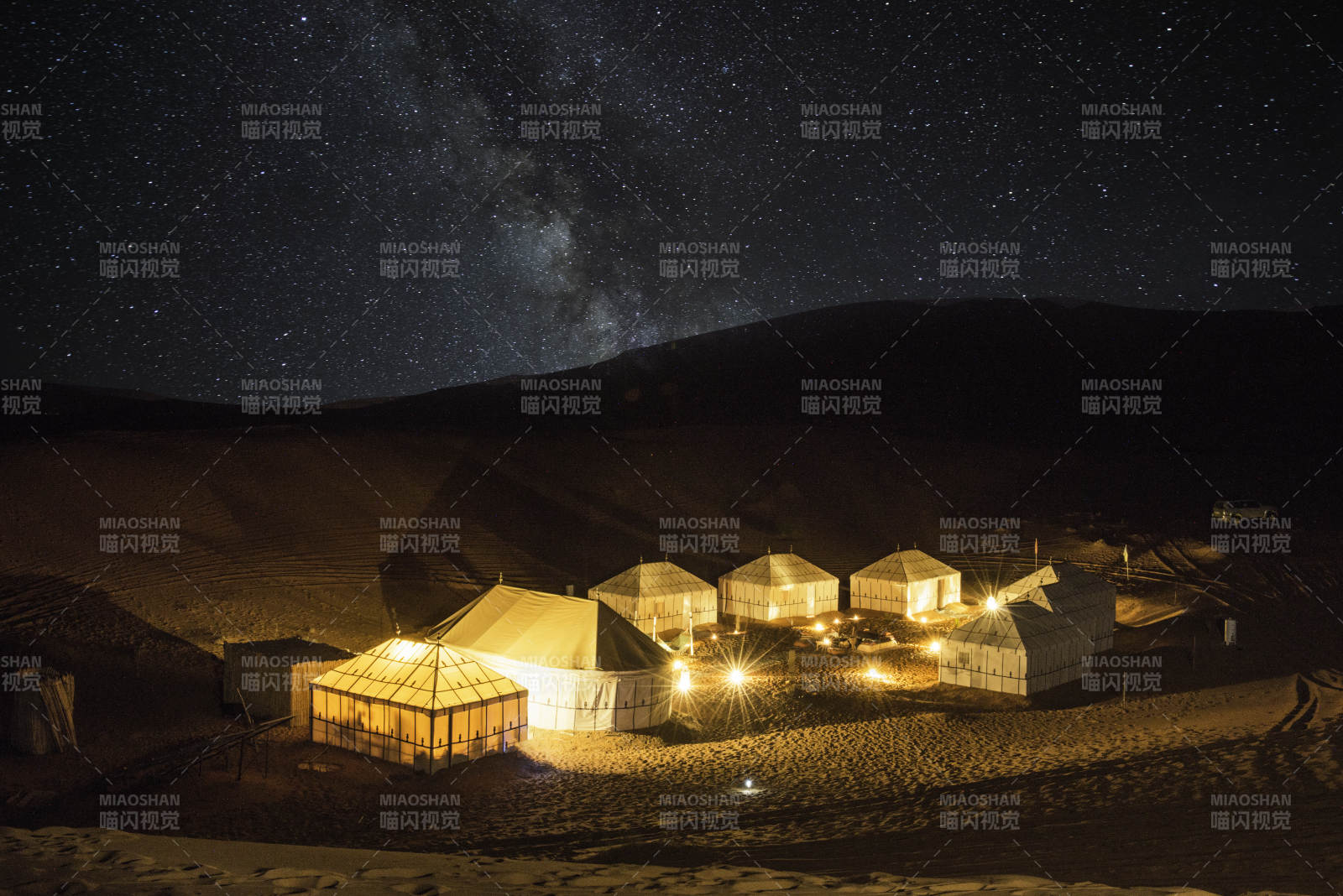 撒哈拉星空下的沙漠帐篷营地图片