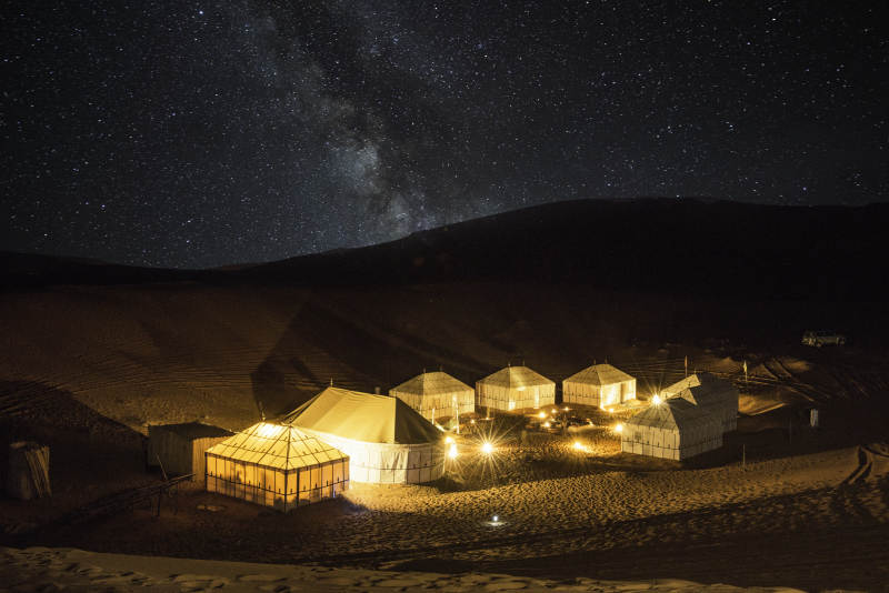 撒哈拉星空下的沙漠帐篷营地图片