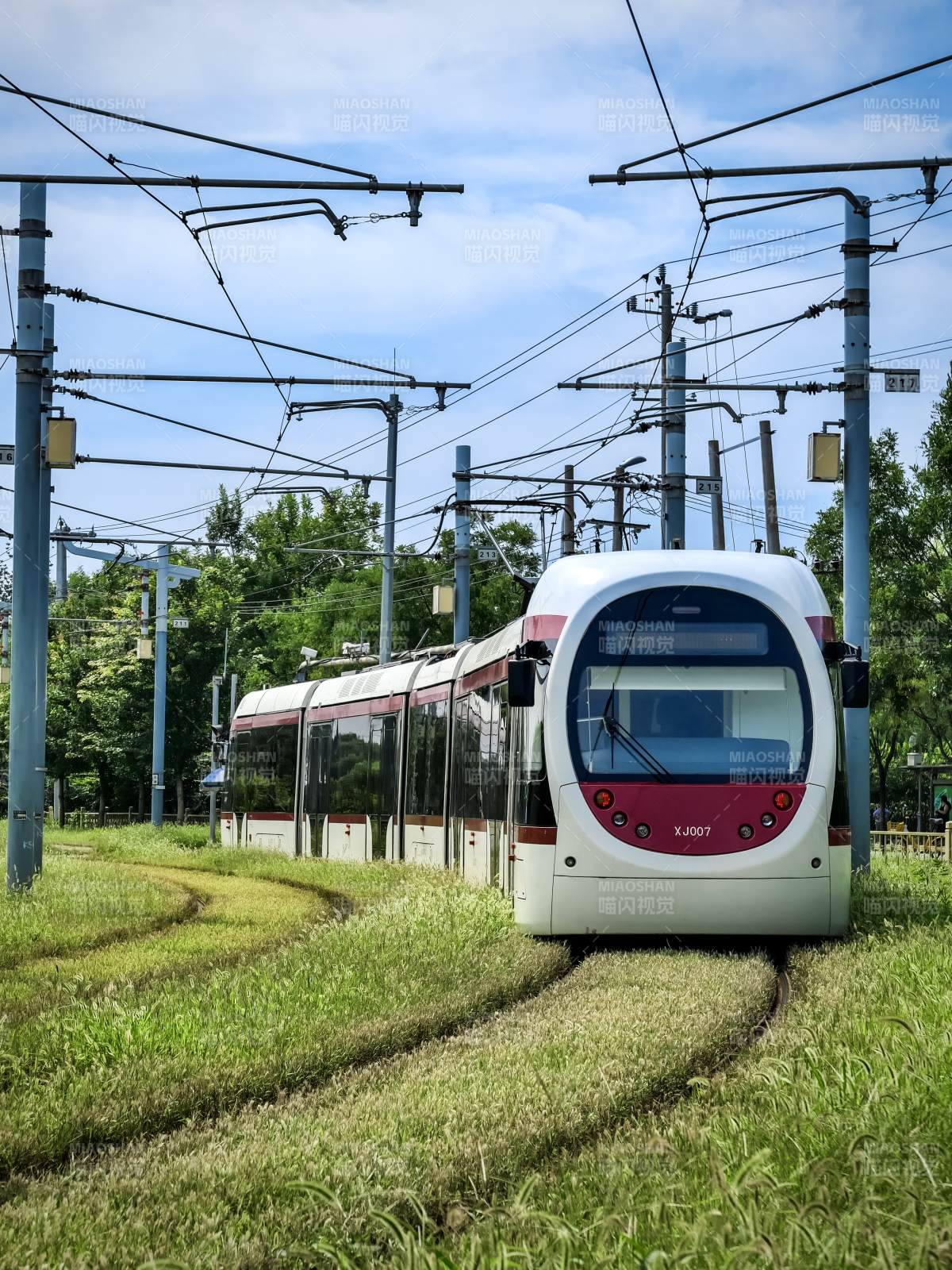 北京西郊线有轨电车行驶中图片