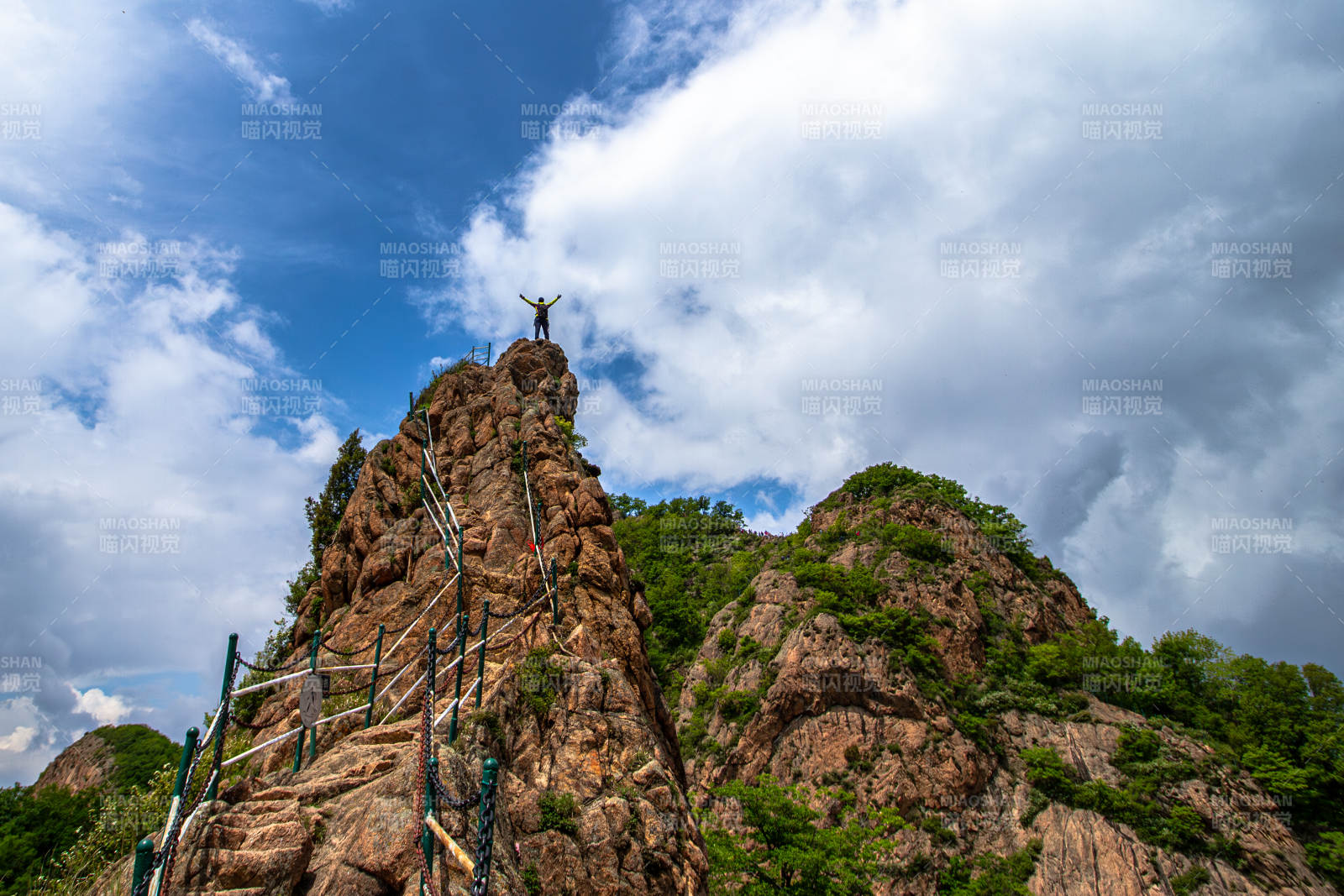 山顶远眺 云海壮阔图片