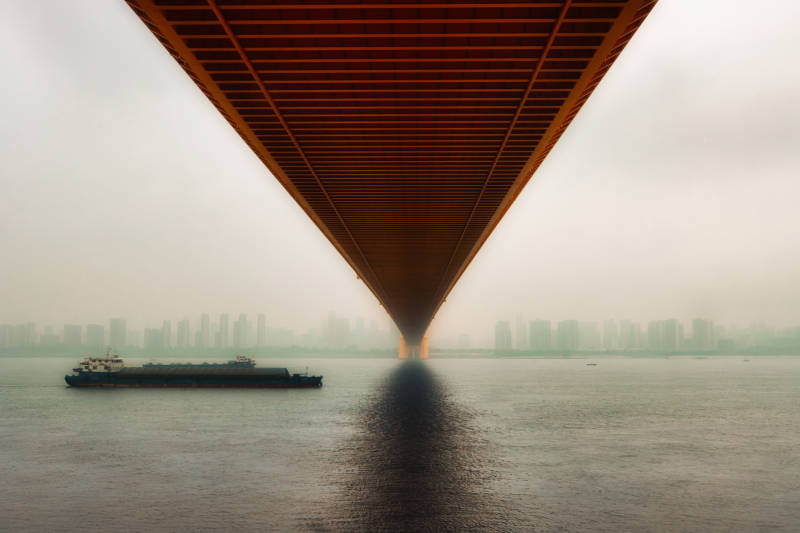 杨泗港大桥下雾中行船影图片