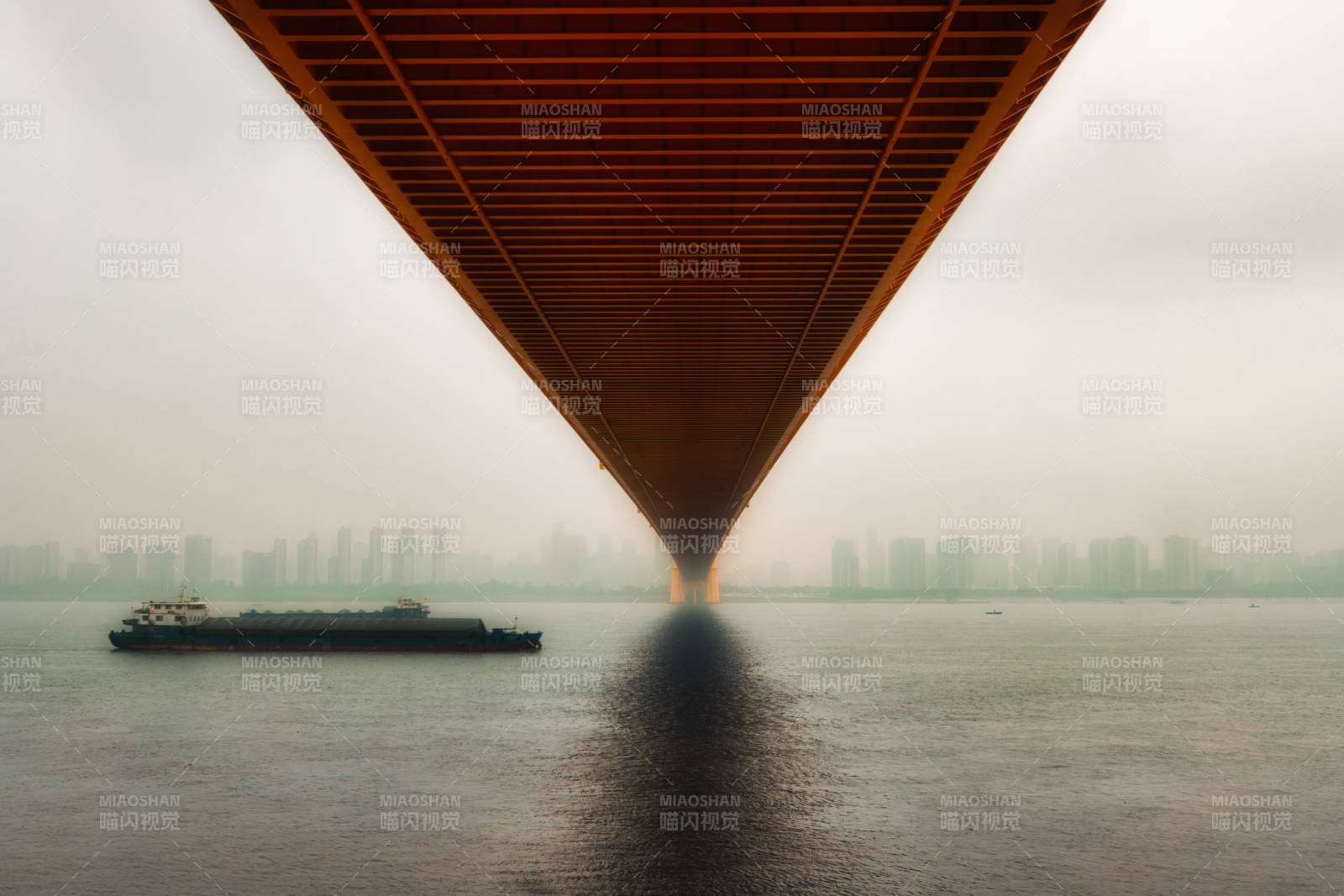 杨泗港大桥下雾中行船影图片