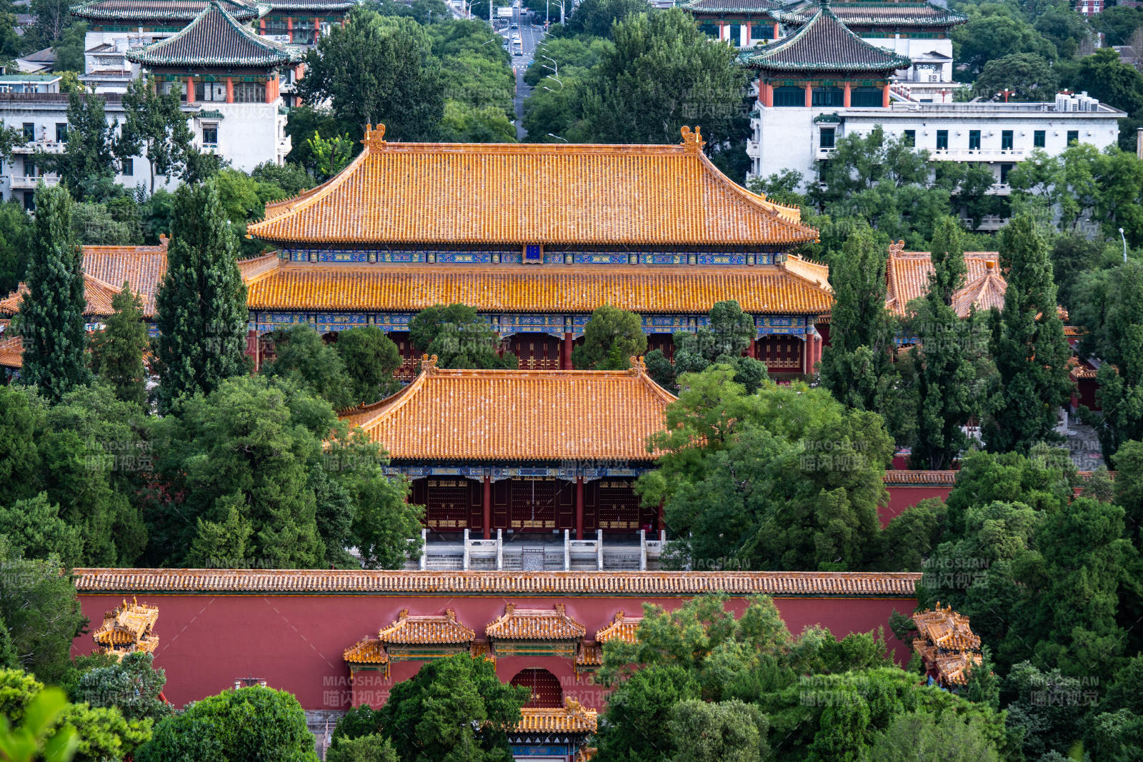 北京中轴线红墙绿树图片