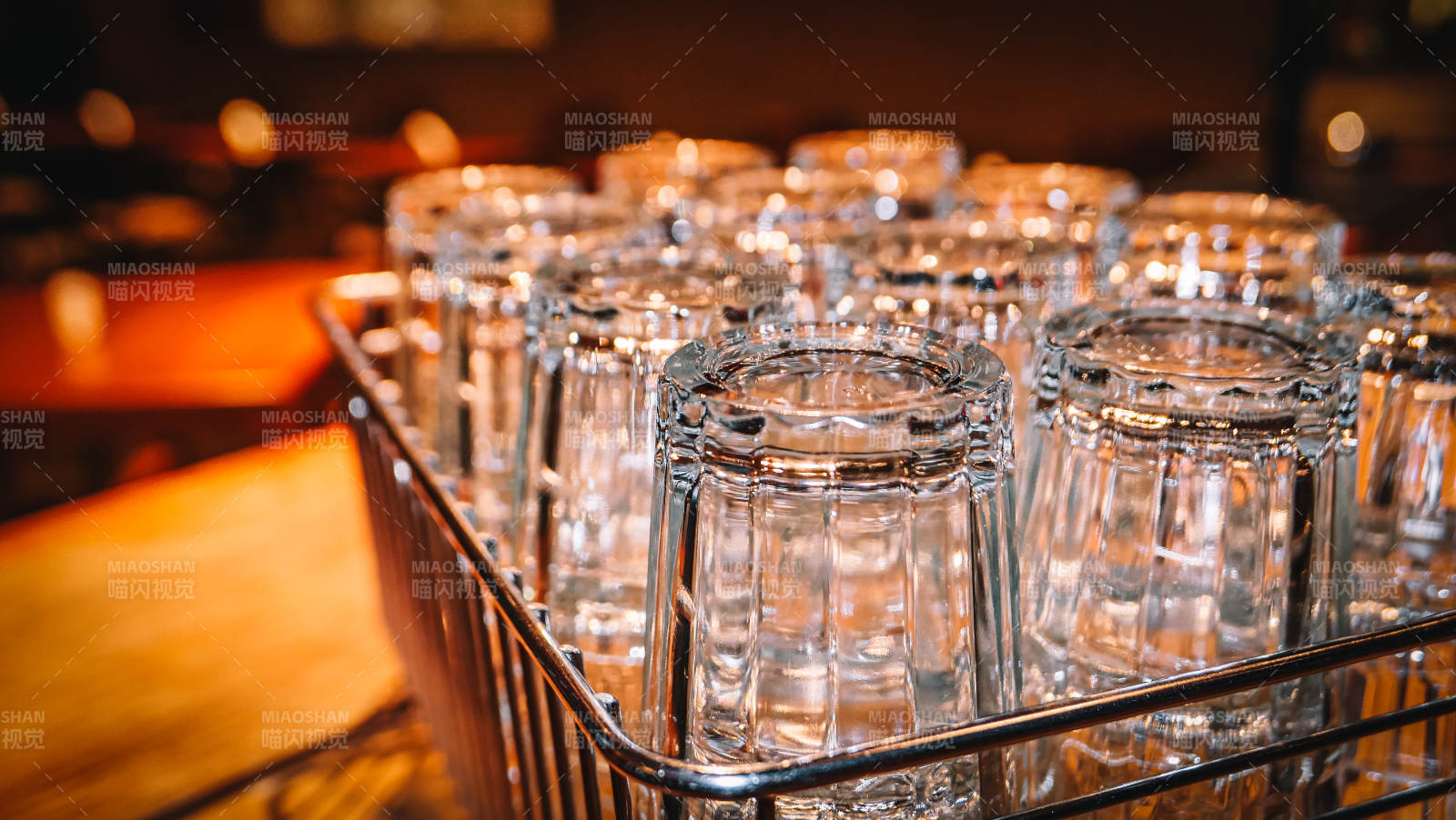 酒吧里的空酒杯图片