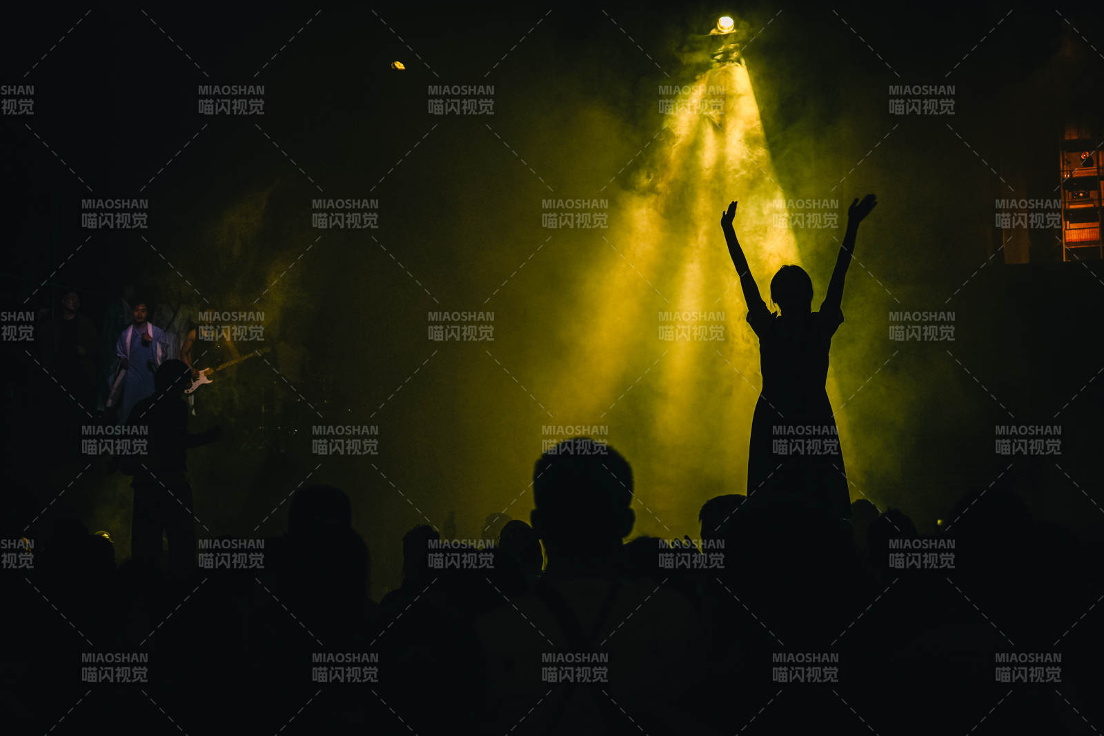 舞台上的光芒与欢呼图片