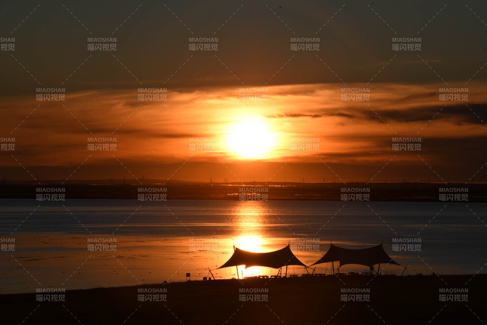 夕阳下的帐篷剪影图片