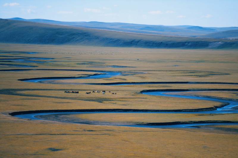 内蒙古草原河流蜿蜒流淌图片